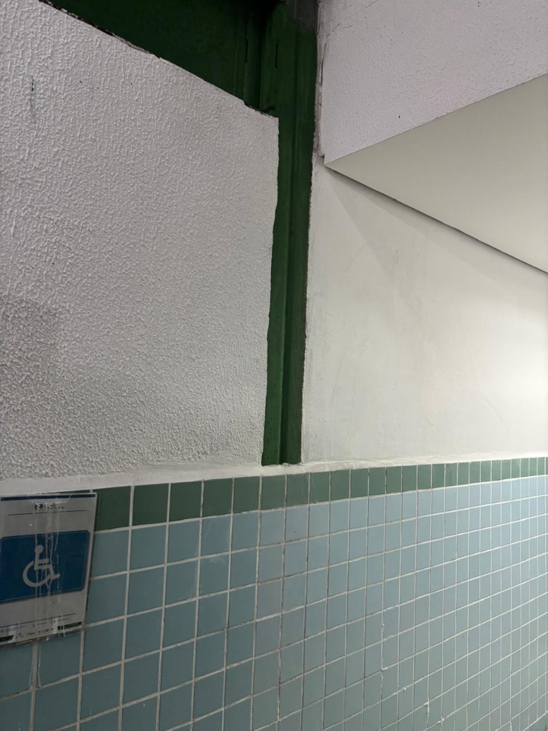 Corredor com parede reparada e pintada depois da obra