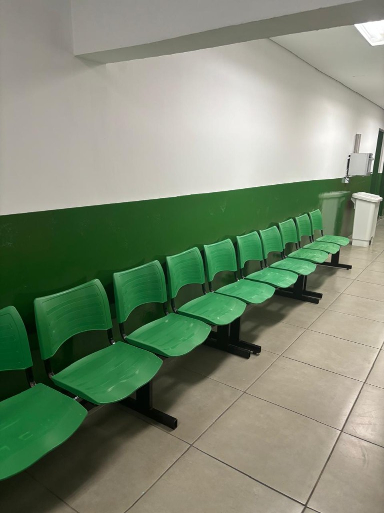 Corredor com cadeiras verdes antes da pintura