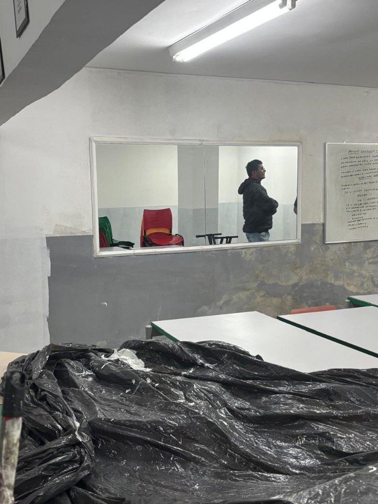 Sala com parede desgastada antes da pintura