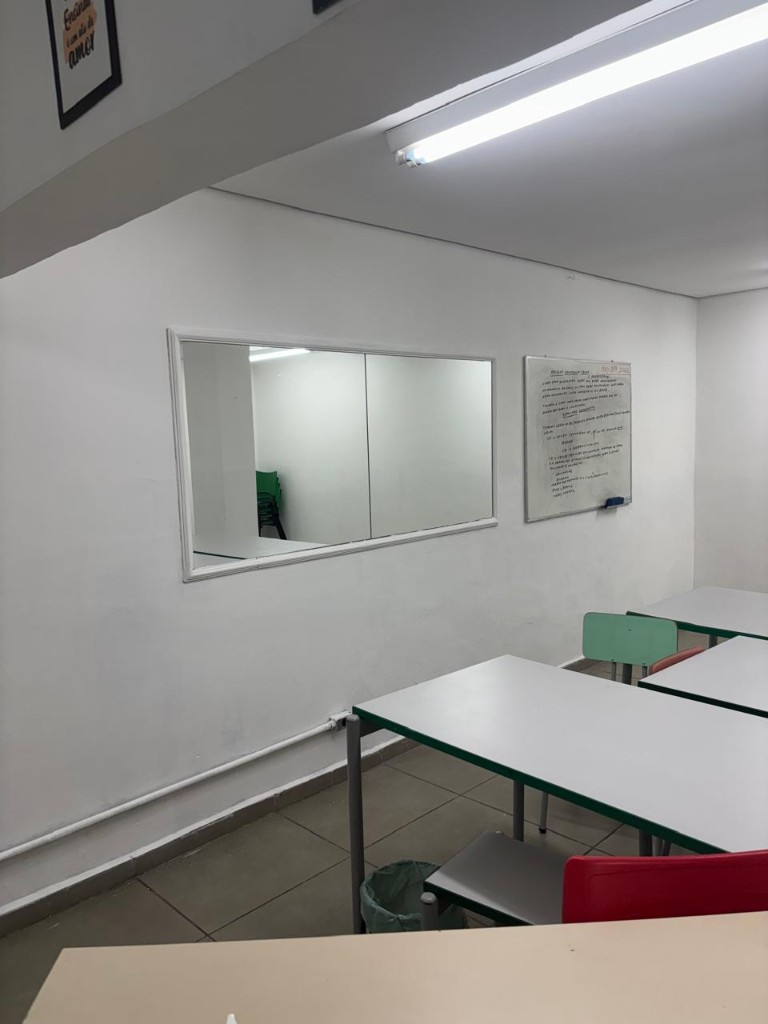 Sala com parede branca renovada depois da pintura