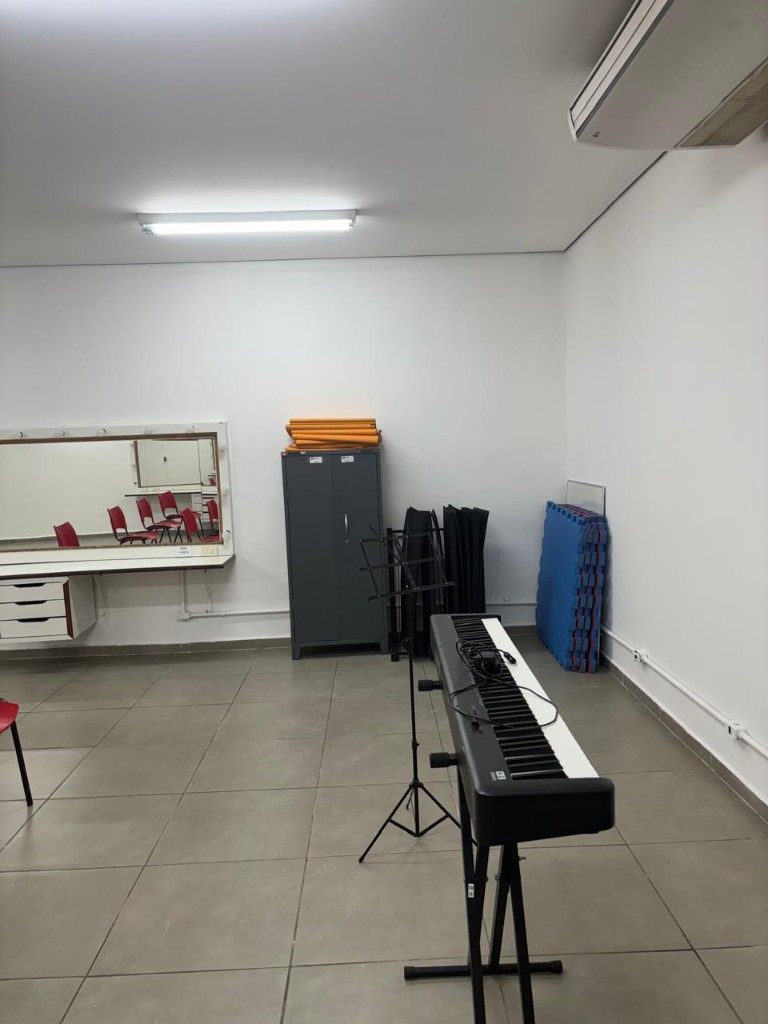Sala de atividades finalizada com instrumentos organizados