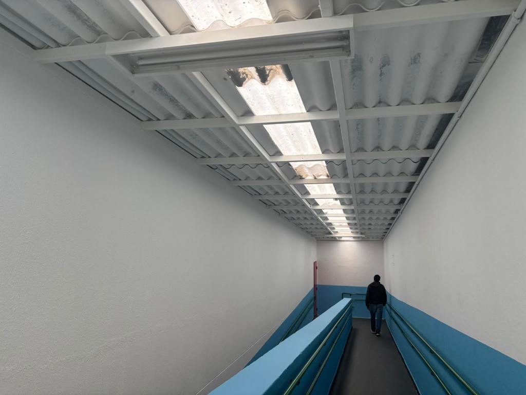 Corredor com paredes brancas e azuis após pintura