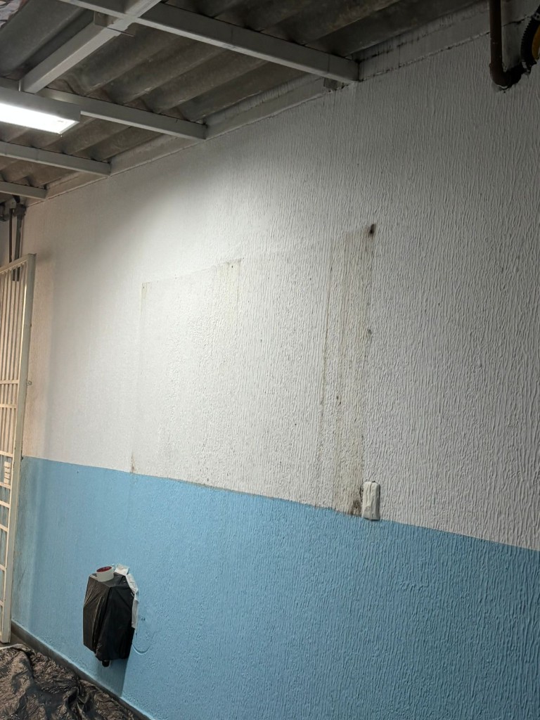 Parede texturizada pintada em branco e azul durante obra